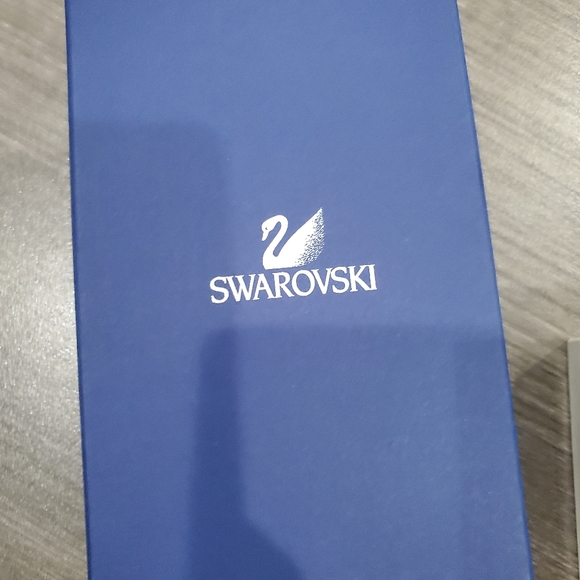 Heart shaped violet dangling swarovski crystal earrings - Picture 3 of 4